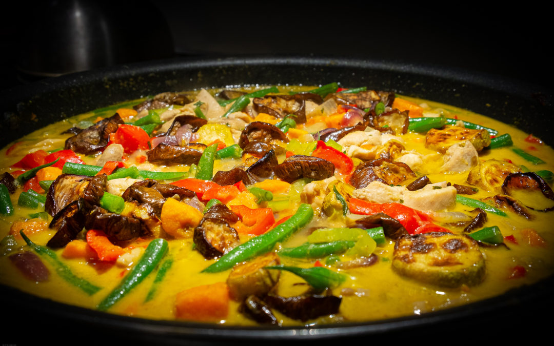 Thai Golden Curry. Cu Pulpe de Pui și Alte Alea.